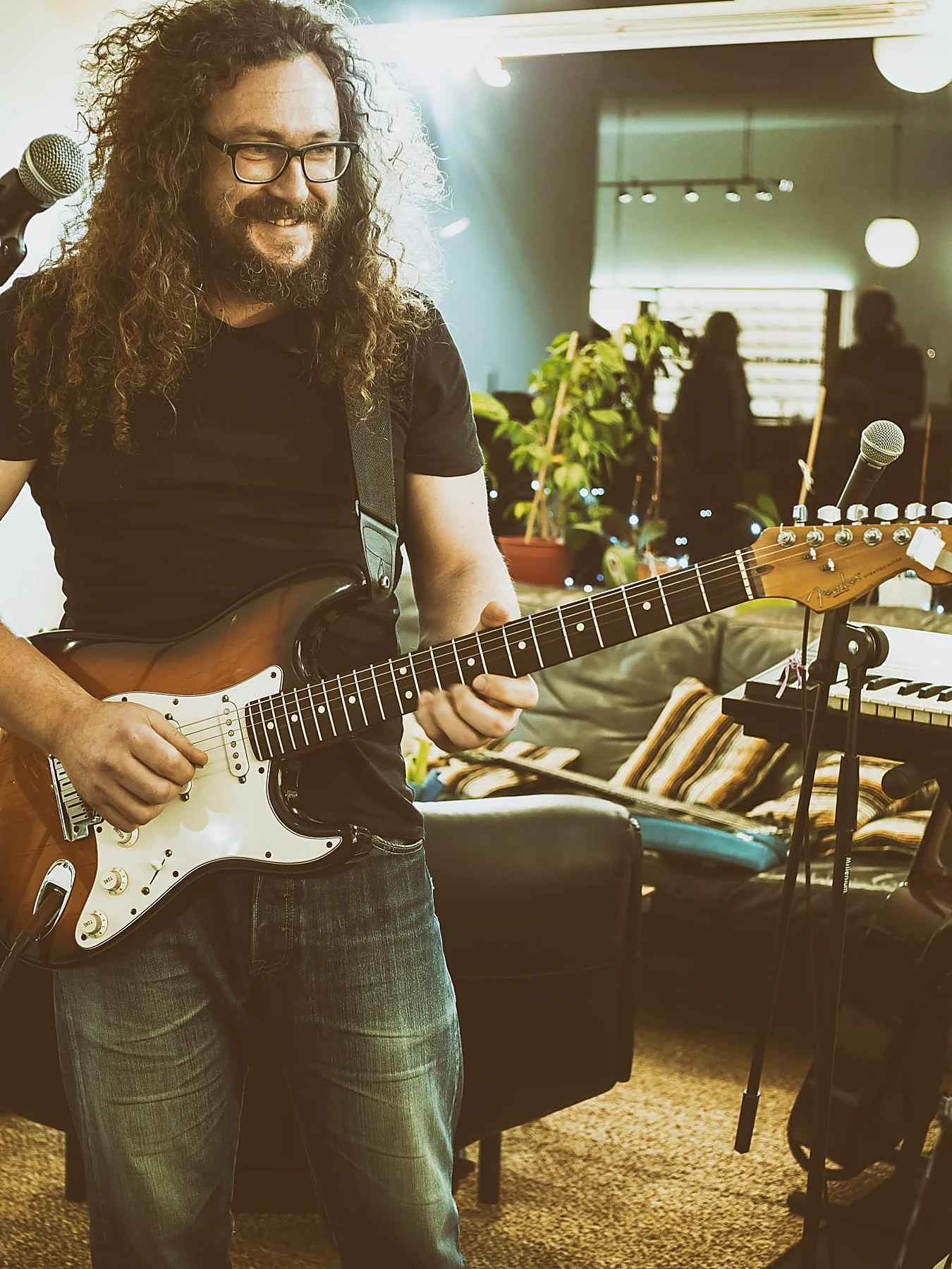 Albert Rehm mit seiner E-Gitarre im Unterrichtsraum