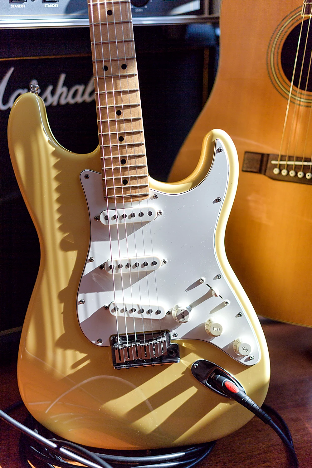 Fender Stratocaster vor einem Marshall-Verstärker